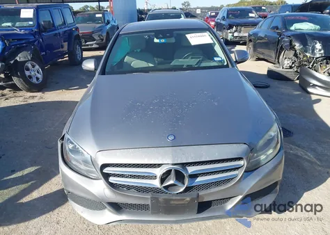 2016 Mercedes-Benz C 300 z USA, uszkodzony, nr VIN 55SWF4JBXGU121970